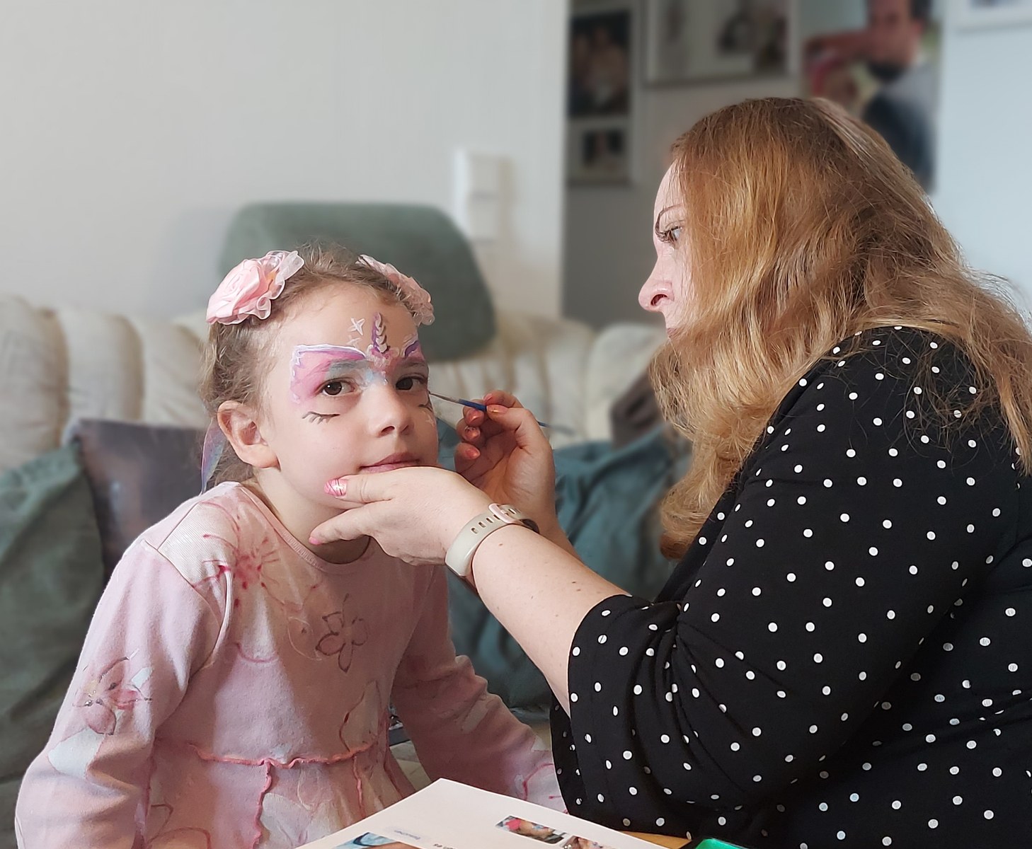 Kinderschminken und Glitzertattoos bei Kinderaktionen