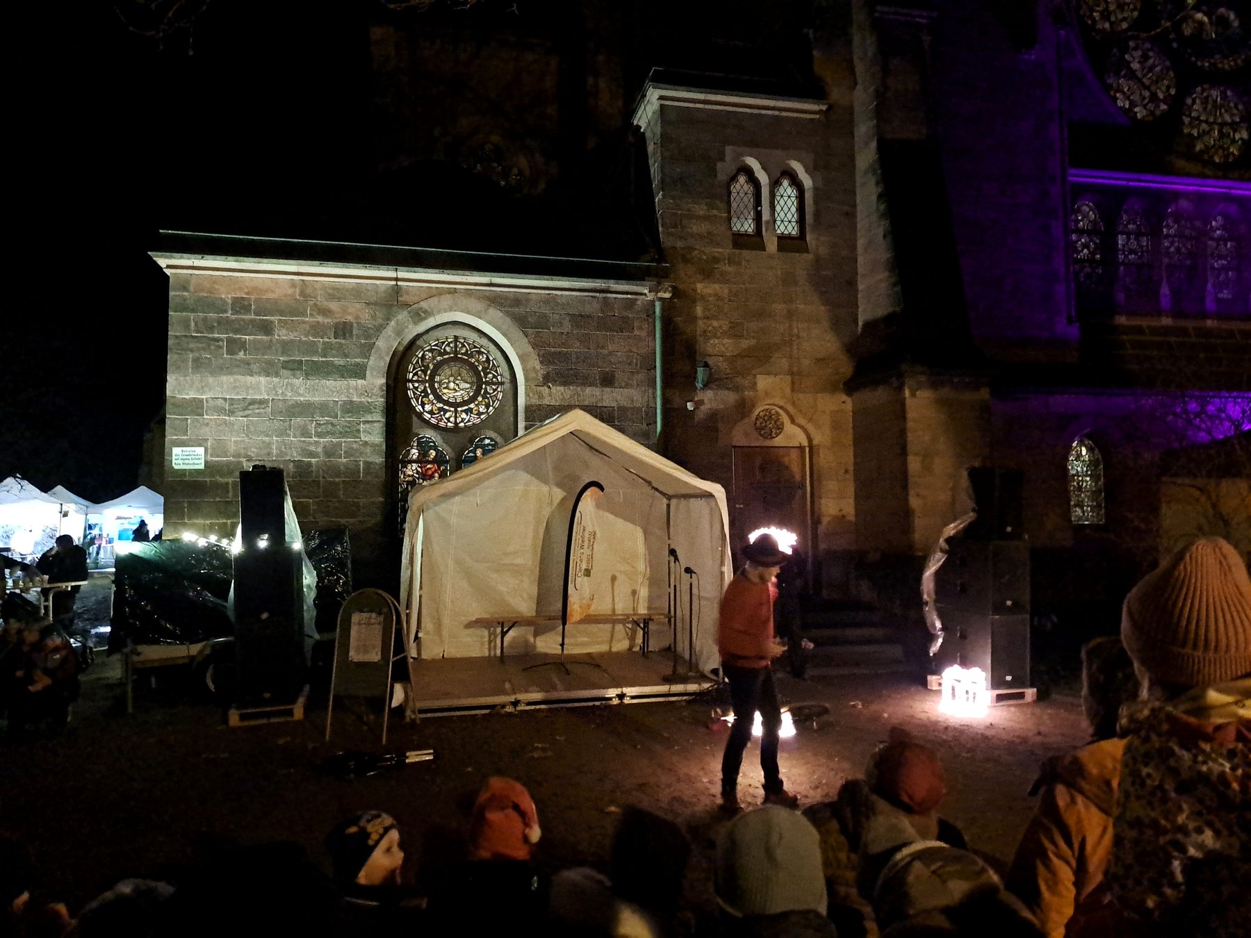 Leubener Weihnachtsmarkt mit Zelt, Beleuchtung und Publikum